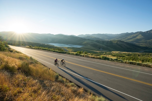 Foto grátis mulheres ciclistas profissionais