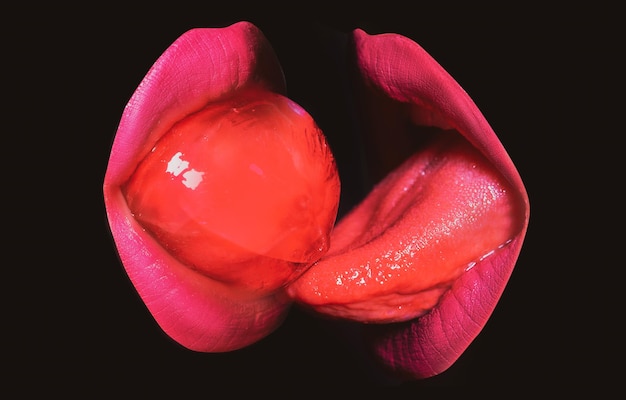 Mulheres closeup chupar e lamber pirulito vermelho bandeira lgbt lgbtq beijando através de pirulito