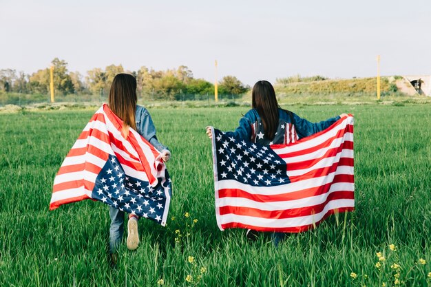 Mulheres, com, bandeiras americanas