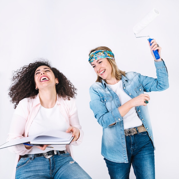 Foto grátis mulheres, com, caderno, e, pintar rolo