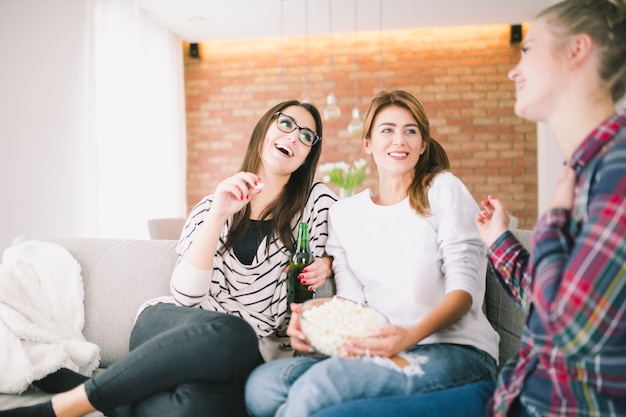 Mulheres com cerveja e lanchonete juntos