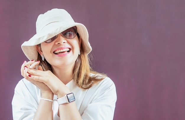 Mulheres com chapéu branco e vestido branco com óculos de sol