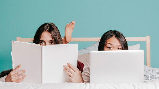 Mulheres com livro e laptop