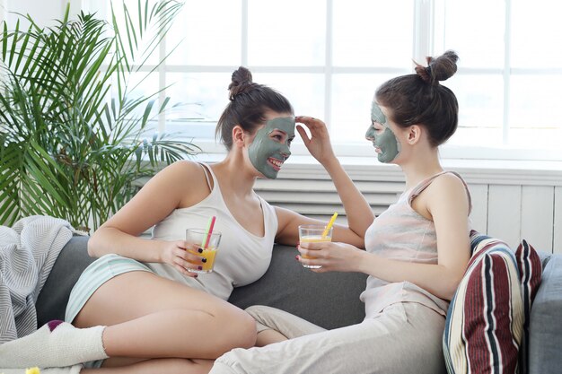 Mulheres com máscara facial, beleza e conceito de cuidados com a pele