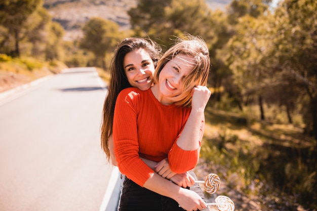 Foto grátis mulheres, com, pirulitos, abraçando