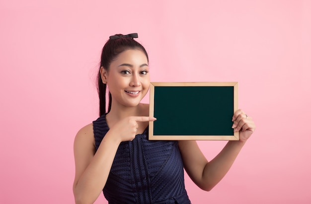 mulheres com placa vazia branca, apontando para fora