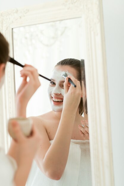 Mulheres com produtos cosméticos faciais