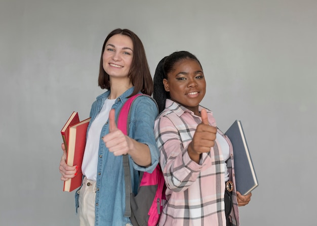 Mulheres com tiro médio com polegar para cima