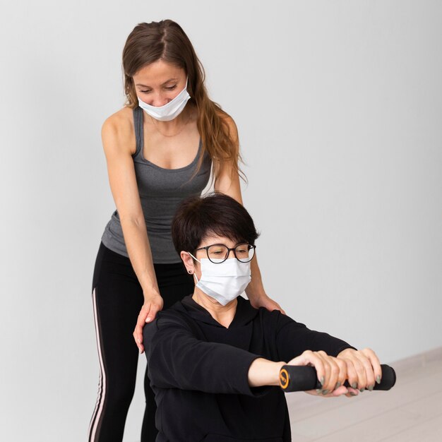 Mulheres com treinamento de máscaras