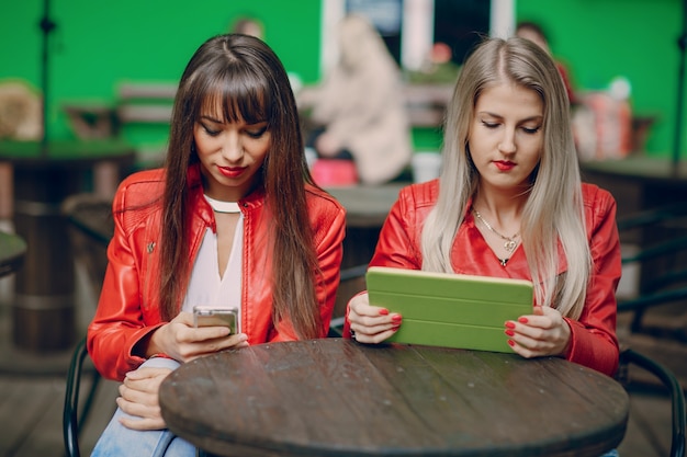 Mulheres com um tablet e smartphone