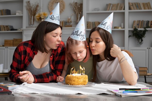 Mulheres comemorando o aniversário da filha juntas