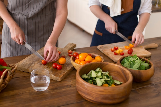 Foto grátis mulheres cozinhando com ingredientes diferentes