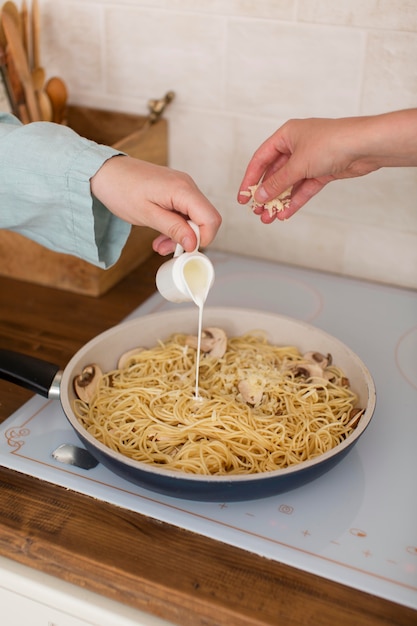 Foto grátis mulheres cozinhando juntas em casa