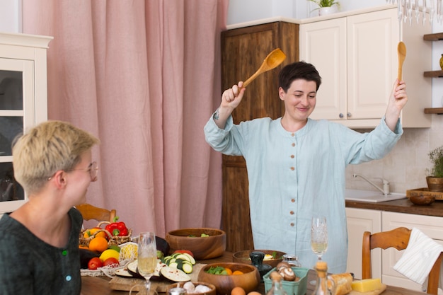 Mulheres cozinhando juntas em casa