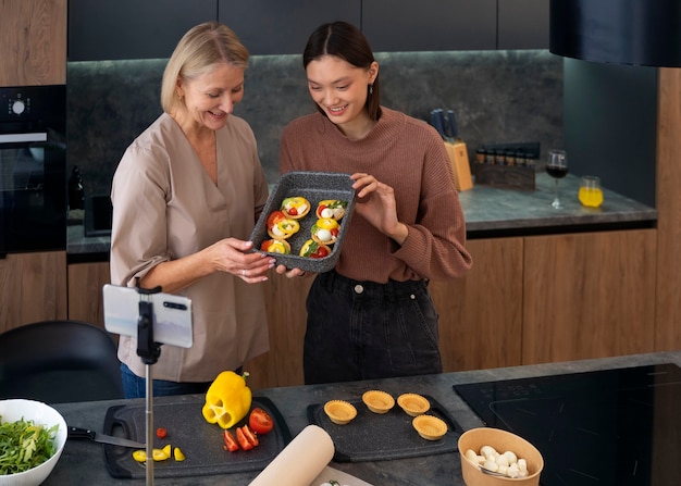 Mulheres cozinhando juntos vista frontal