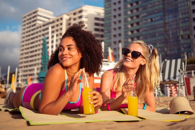 Mulheres curtindo a estética do verão dos anos 80