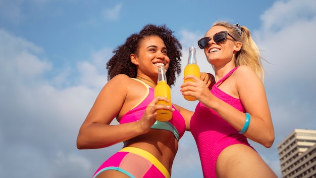 Mulheres curtindo a estética do verão dos anos 80