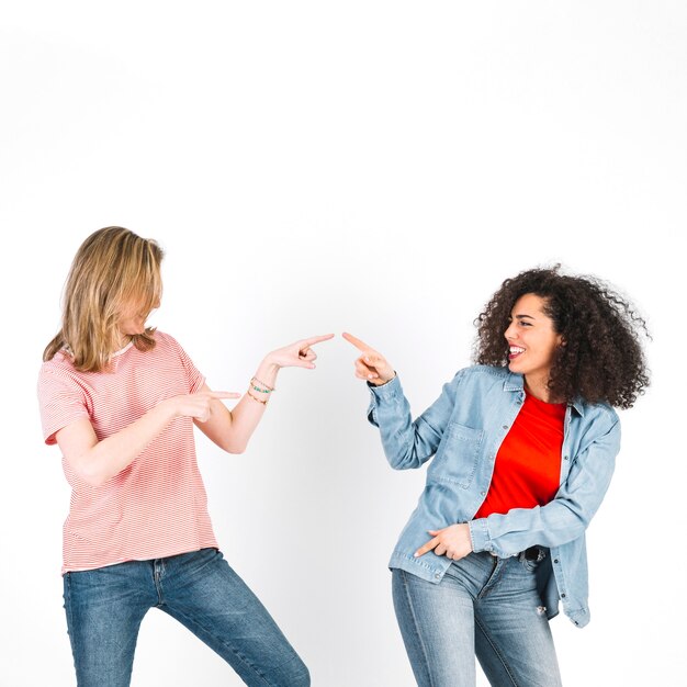 Mulheres dançando e apontando um para o outro