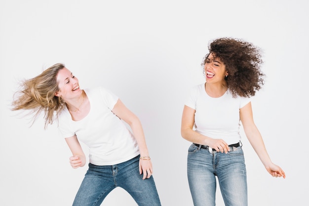 Mulheres dançando e balançando o cabelo