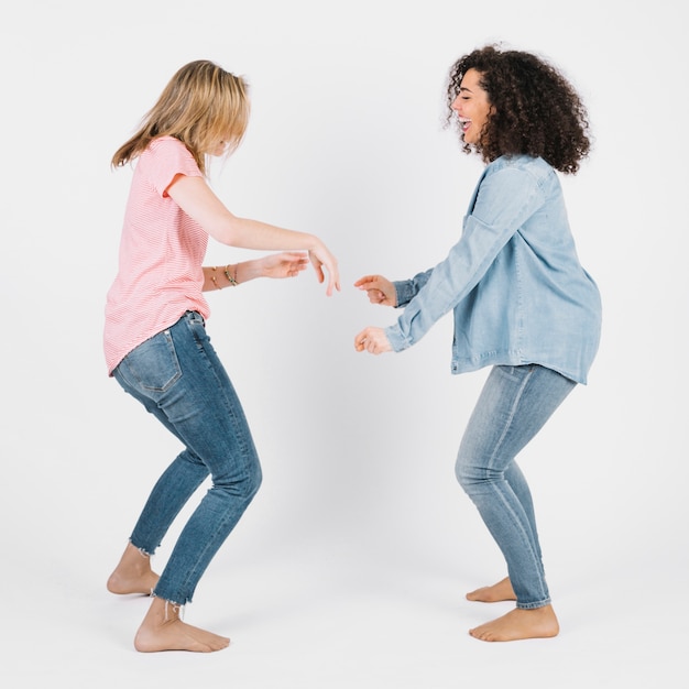 Mulheres dançando perto um do outro