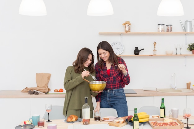 Mulheres de alto ângulo almoçando