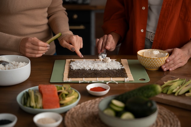 Foto grátis mulheres de alto ângulo aprendendo a fazer sushi