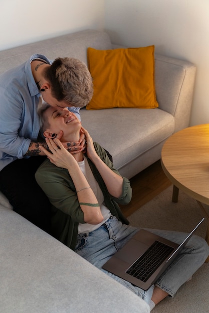 Foto grátis mulheres de alto ângulo com laptop em casa