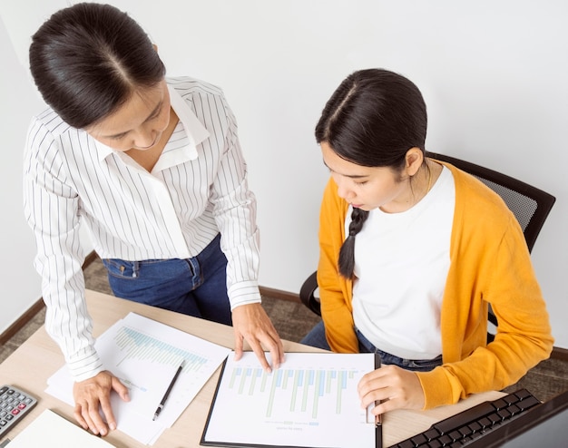 Mulheres de alto ângulo pensando em novas ideias para um projeto de trabalho