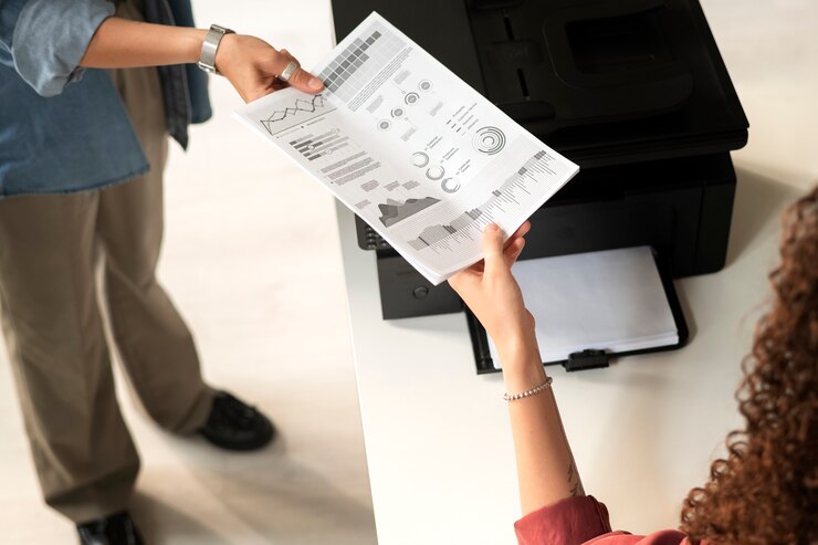 Foto grátis mulheres de alto ângulo segurando papel