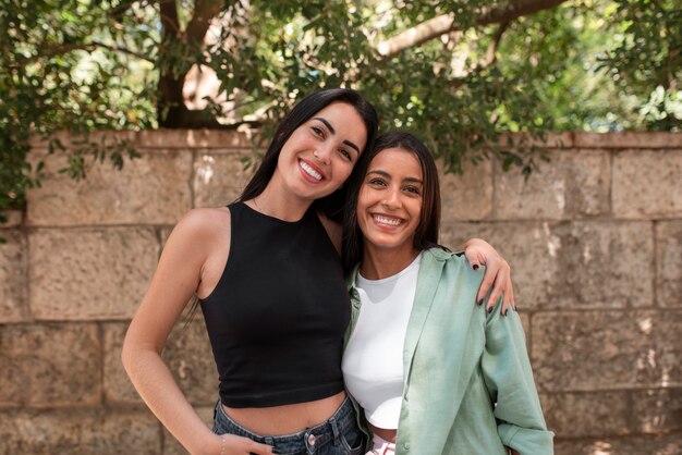 Mulheres de altura média a passar tempo de qualidade ao ar livre