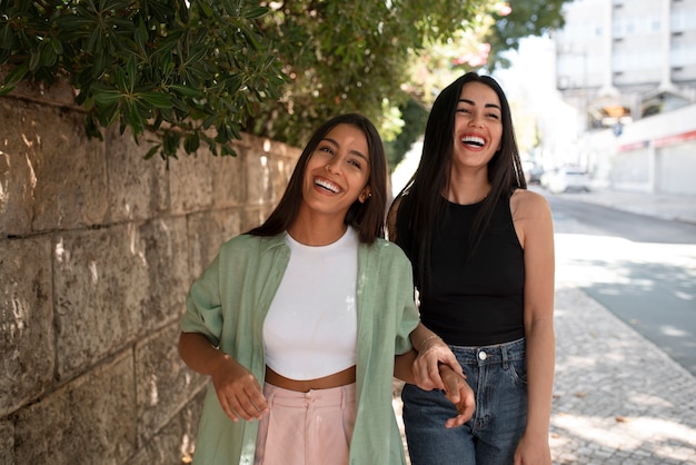 Mulheres de altura média a passar tempo de qualidade ao ar livre