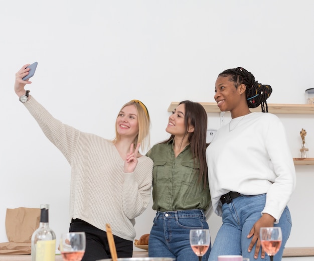 Foto grátis mulheres de baixo ângulo tirando selfies