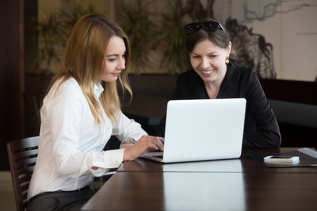 Mulheres de escritório com laptop