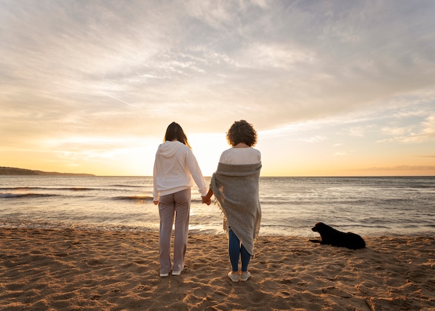 Foto grátis mulheres de mãos dadas vista traseira