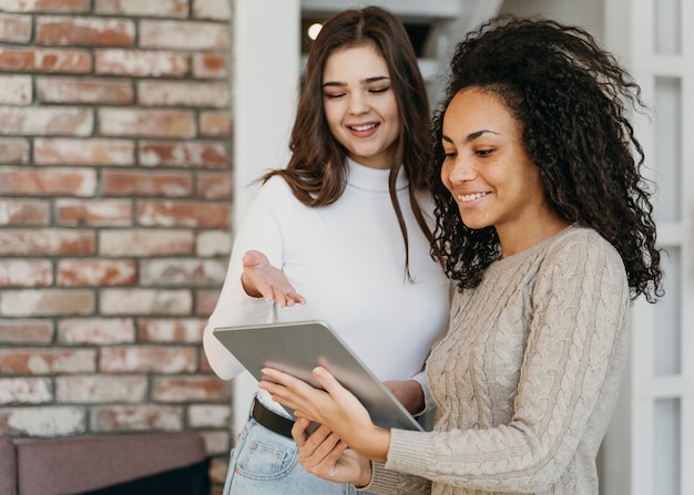 Foto grátis mulheres de negócios com tablet