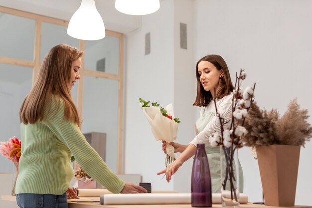 Mulheres de negócios, fazendo um buquê de visão longa