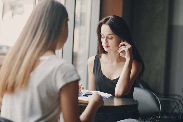 mulheres de negócios no restaurante