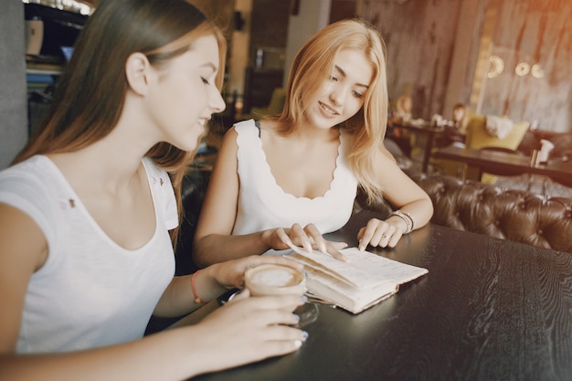 mulheres de negócios no restaurante