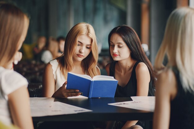 mulheres de negócios no restaurante