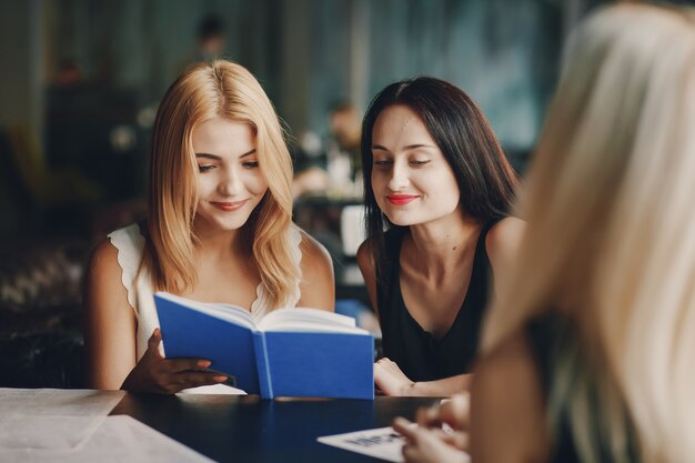 mulheres de negócios no restaurante