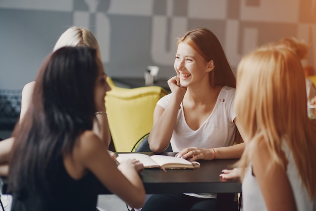 mulheres de negócios no restaurante