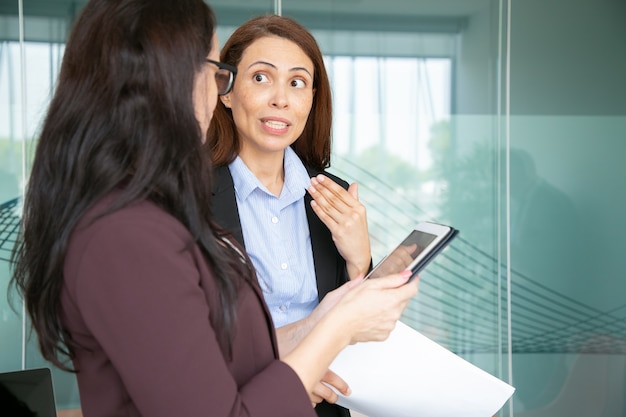 Mulheres de negócios profissionais conversando na sala de conferências