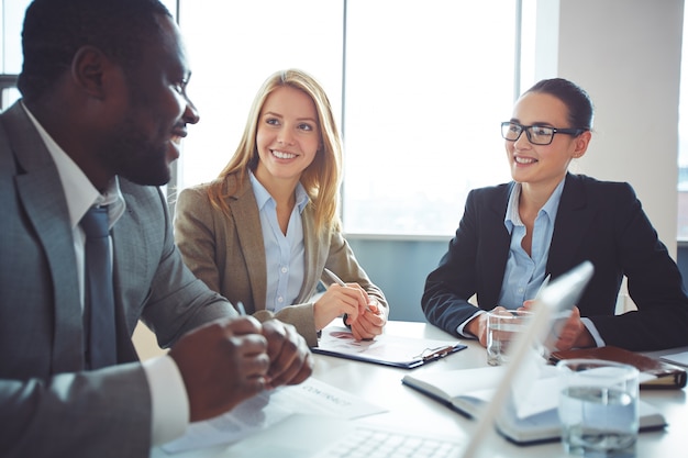 Mulheres de negócios que fazem uma entrevista