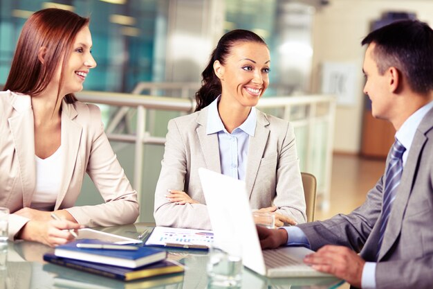 Mulheres de negócios que ouvir e falar com o seu colega de trabalho