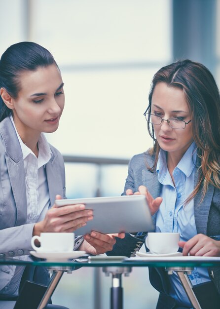 Mulheres de negócios que pensa sobre uma nova estratégia