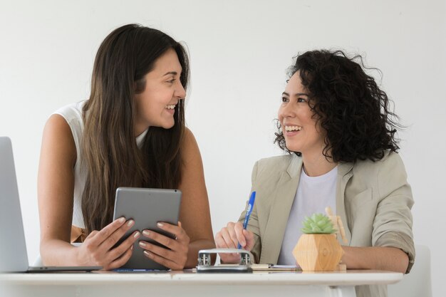 Mulheres de negócios, sorrindo um para o outro