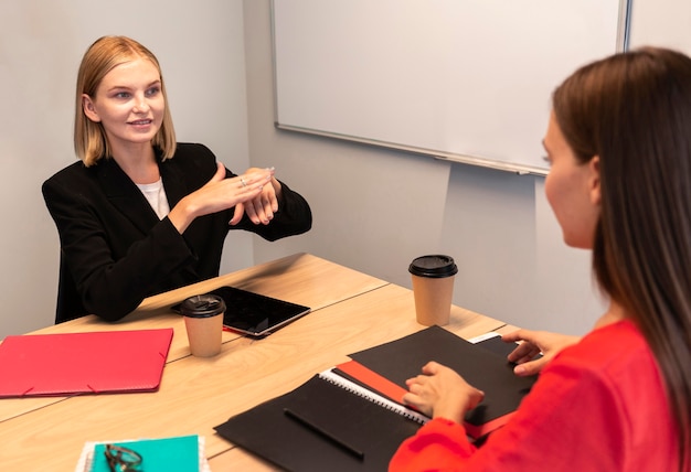 Mulheres de negócios usando linguagem de sinais