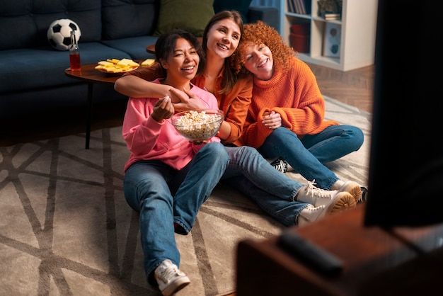 Foto grátis mulheres de tiro completo assistindo esportes