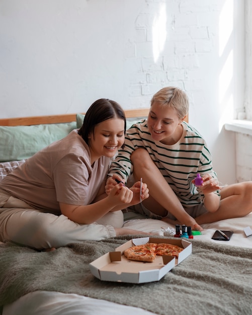 Foto grátis mulheres de tiro completo fazendo manicure