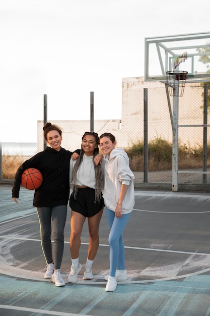 Foto grátis mulheres de tiro completo jogando basquete